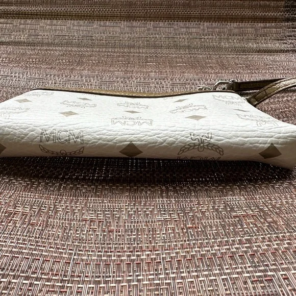 MCM Pochette w/wrist strap - Picture 4 of 11